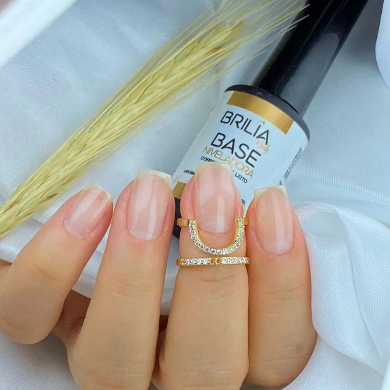 mão pintada com Gel base Brilia 3 em 1